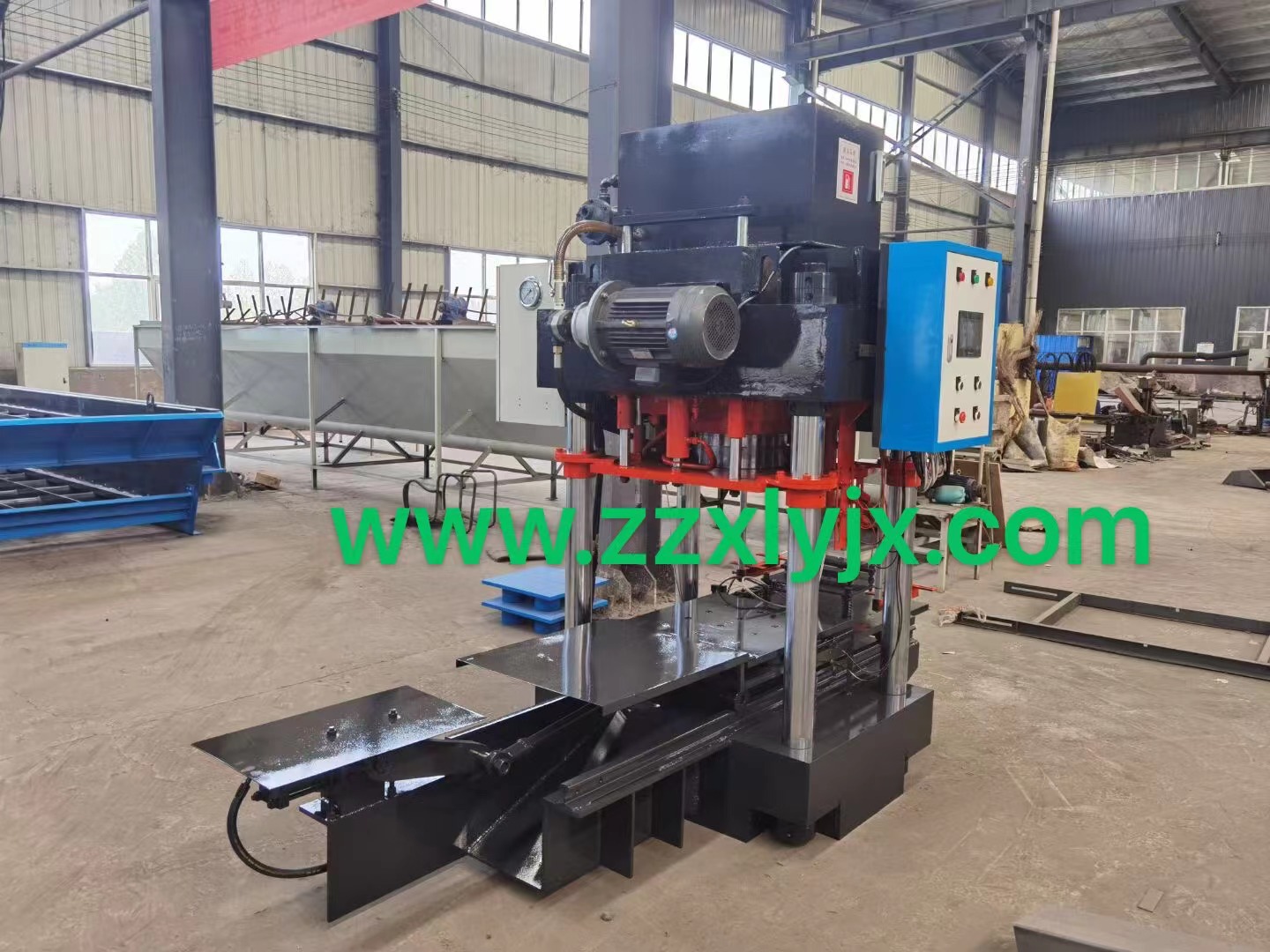 	 模壓水泥彩瓦機 ， 水泥瓦機 ， 纖維水泥瓦機 ， 纖維水泥瓦生產(chǎn)線，水泥瓦機，水泥瓦生產(chǎn)設(shè)備 ， 模壓水泥彩瓦機，水泥瓦生產(chǎn)線設(shè) 備是一種可以采用建筑專業(yè)研究設(shè)計在中國先賢對屋面材料的發(fā)展基礎(chǔ)上經(jīng)現(xiàn)代工業(yè)科學進一步升級，對沙子，水泥等原料成本控制低廉原材料行進成工業(yè)設(shè)備加工，通過彩瓦機械設(shè)備輥壓，液壓，模壓，擠壓等方法方式制瓦行程中的 各種彩瓦的機械制瓦生產(chǎn)設(shè)備 。 水泥彩瓦機 通過該生產(chǎn)性質(zhì)的差異又分為 輥壓成型纖維水泥彩瓦機 、 擠壓成型水泥彩瓦機 、 模壓彩色水泥瓦機 等不同型號的 