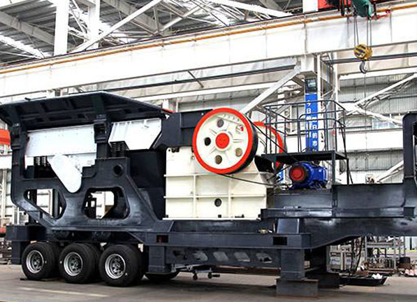 	 	  	 		 			 輪式自行移動破碎站 		 		 			 靈活度高、機動性強，可節(jié)省大量基建及拆遷、轉(zhuǎn)場費用 		 		 			 重型動顎總成經(jīng)久耐用 		 		 			 重型動顎總成采用鍛造的重型偏心軸、高質(zhì)量重載滾動軸承、基于有限元軟件優(yōu)化的動顎體,保證了動顎總成耐沖擊性和穩(wěn)定性。 		 		 			 優(yōu)化腔型設(shè)計 		 		 			 對稱V形腔型設(shè)計，肘板大傾角、大沖程、合理轉(zhuǎn)速，使進料粒度更大、產(chǎn)量更高、粒度更加均勻，顎板磨損降低。 		 		 			 輪胎式車身結(jié)構(gòu)設(shè)計 		