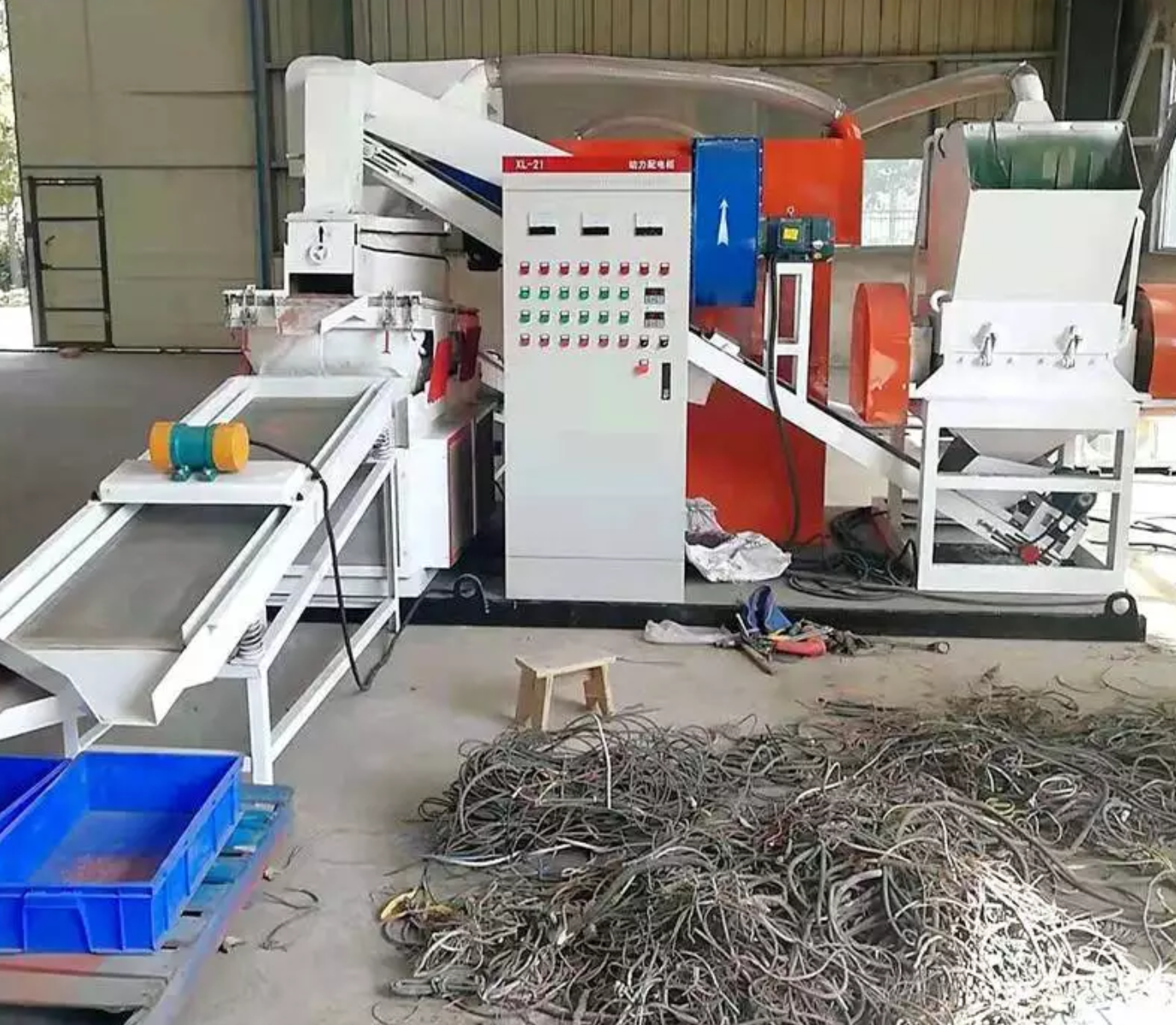 	 干式銅米機，廢雜線銅米機，小型銅米機，銅米破碎機，銅米機纖維水泥瓦生產(chǎn)線，高密度纖維瓦機，石棉瓦機，石棉管機，硅酸鈣管殼生產(chǎn)線設(shè)備 	 小型銅米機詳細介紹： 	 		 環(huán)保小型銅米機主要是600型為主，產(chǎn)量在500kg/h左右，廣泛應(yīng)用于各種廢舊線纜的回收處理，主要適用于廢舊電線、銅線、毛細線、雜線、平方線、照明線、汽車拆解線、電瓶車拆解線、電機轉(zhuǎn)子線、電子線等的回收分離。由于其產(chǎn)量大、性能好的優(yōu)勢，因此在市場中的需求量不斷增長。 設(shè)備優(yōu)勢： 1.操作方便，一次投料，破碎加工之后，輸送作業(yè)傳